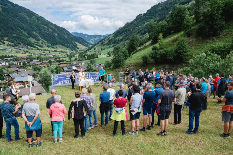 Jubiläumsfeier der Wassergenossenschaft Rauris mit zahlreichen Gästen in malerischer Kulisse.