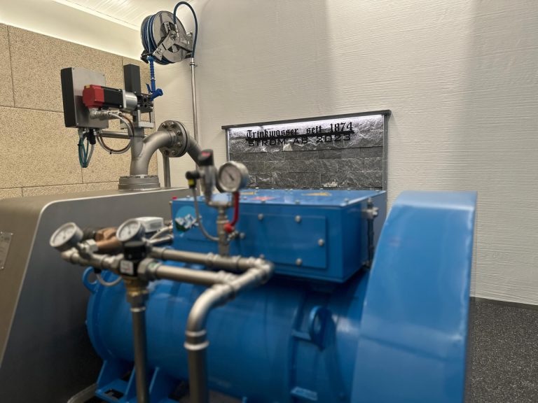 Technik zur Trinkwasserversorgung in der Wassergenossenschaft Rauris mit modernem Pumpensystem.